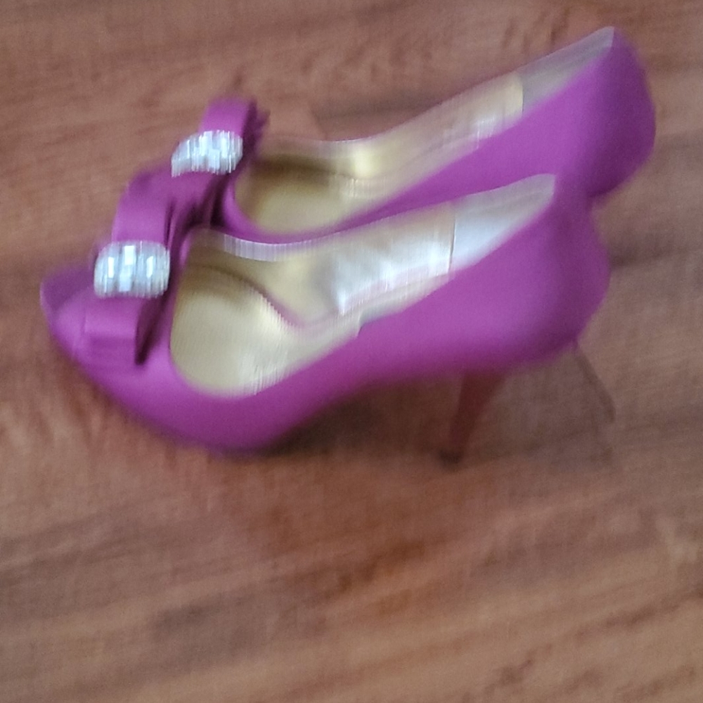Beautiful satin stiletto pump - Picture 2 of 4